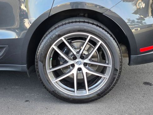 Certified 2025 Porsche Macan image 11