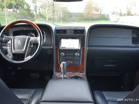 Used 2017 Lincoln Navigator Select AWD/4WD image 18