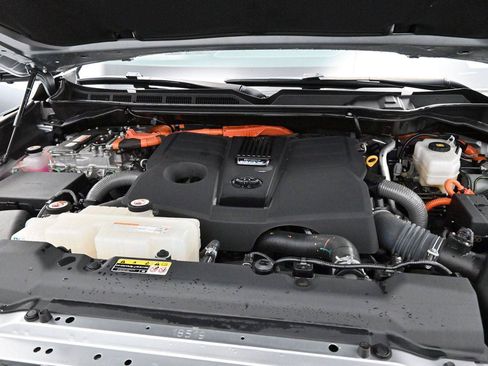 Used 2024 Toyota Tundra Platinum AWD/4WD image 35