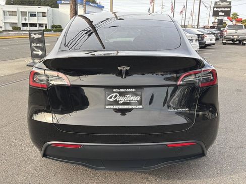 Used 2024 Tesla Model Y Long Range AWD/4WD image 3