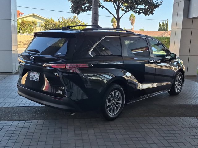 Used 2022 Toyota Sienna XLE w/ XLE Plus Package FWD image 9