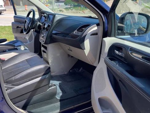 Used 2014 Chrysler Town & Country Touring image 14