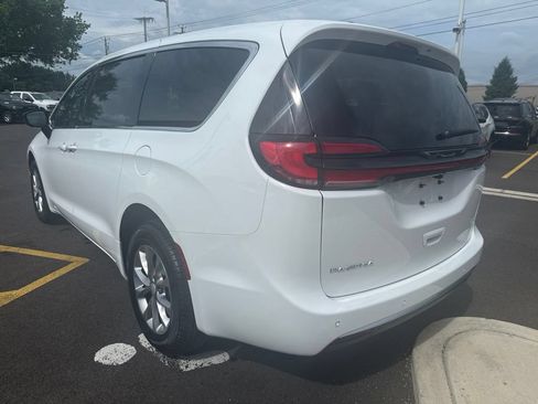 New 2027 Chrysler Pacifica Select AWD/4WD image 5