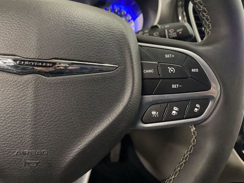 Used 2024 Chrysler Pacifica Touring-L image 21