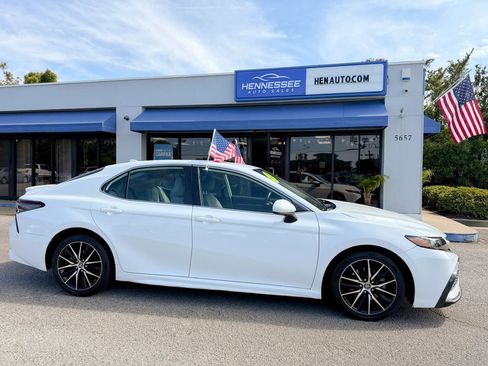 Used 2021 Toyota Camry SE FWD image 11