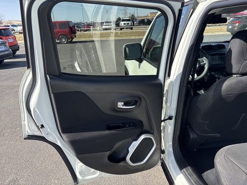 Used 2018 Jeep Renegade Latitude image 22