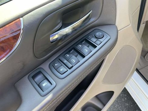 Used 2014 Chrysler Town & Country Touring FWD image 20