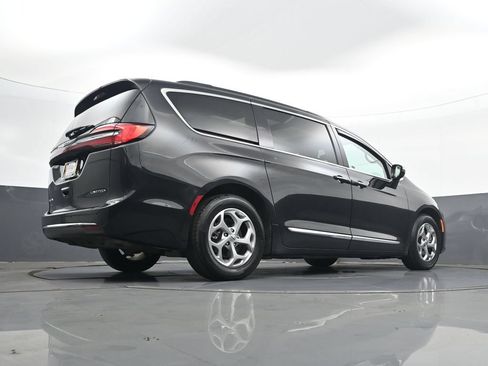 Used 2023 Chrysler Pacifica Limited FWD image 26