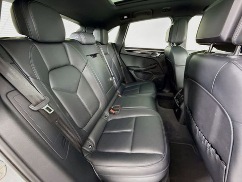 Certified 2024 Porsche Macan AWD/4WD image 29
