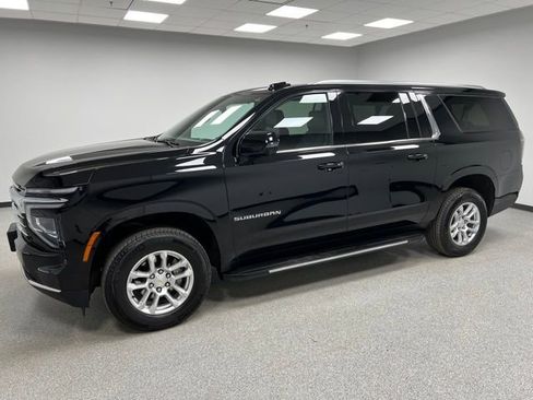 Used 2025 Chevrolet Suburban LT w/ Comfort Package image 5