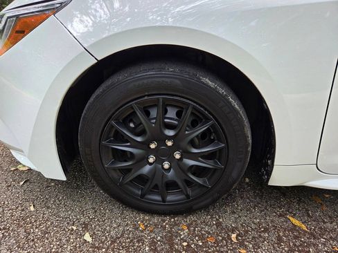 Used 2022 Toyota Corolla LE FWD image 15