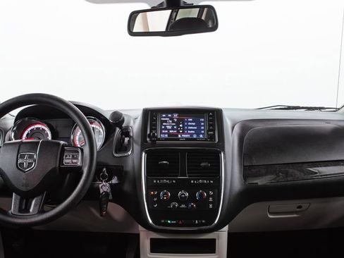 Used 2018 Dodge Grand Caravan SE w/ UConnect Hands-Free Group FWD image 22