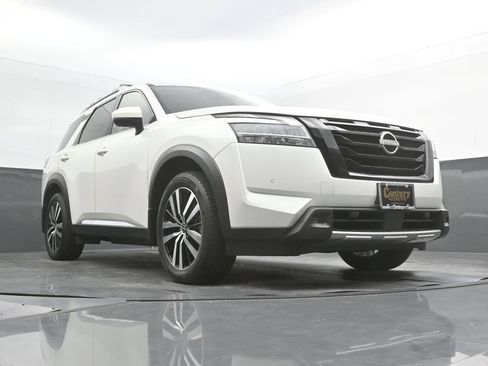 Used 2023 Nissan Pathfinder Platinum w/ Black Appearance Package AWD/4WD image 40