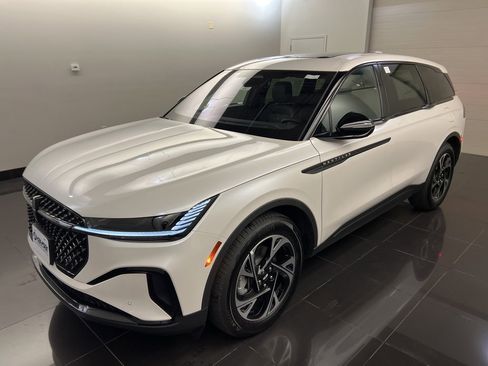 Used 2025 Lincoln Nautilus Premier w/ Equipment Group 102A image 3