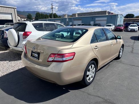 Used 2011 Toyota Camry LE FWD image 3