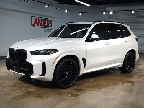 Used 2025 BMW X5 xDrive40i w/ M Sport Package AWD/4WD image 3