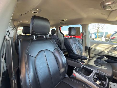 Used 2023 Chrysler Pacifica Touring-L image 38