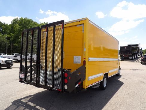 Used 2017 GMC Savana 3500 Extended RWD image 7
