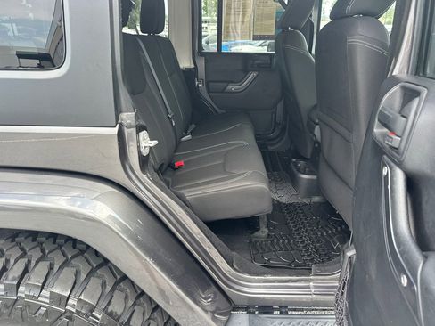 Used 2016 Jeep Wrangler Unlimited Sahara AWD/4WD image 15
