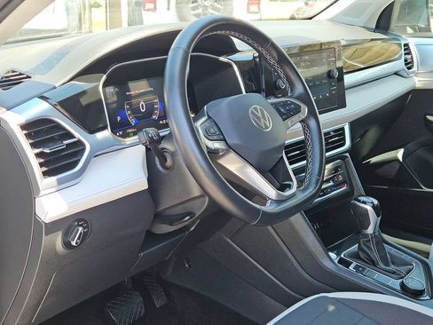 Used 2025 Volkswagen Taos SE AWD/4WD image 13
