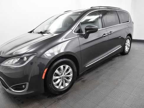 Used 2018 Chrysler Pacifica Touring-L Plus image 3