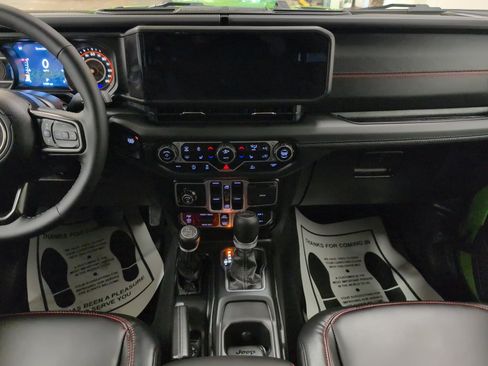 Used 2025 Jeep Gladiator Rubicon w/ Convenience Group image 14