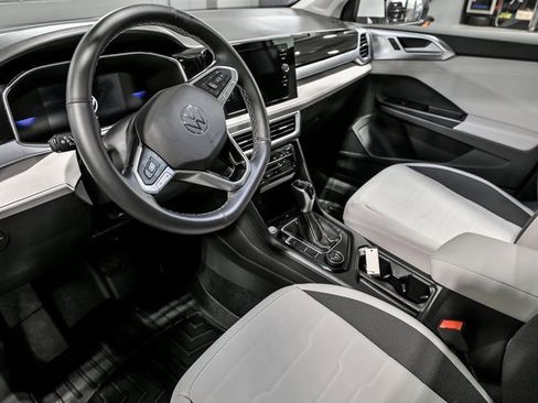 Certified 2025 Volkswagen Taos SE w/ Panoramic Sunroof Package image 6