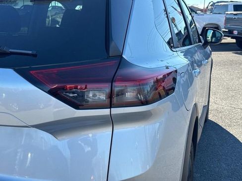 Used 2025 Nissan Rogue SV image 12