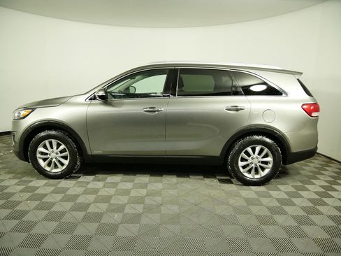 Certified 2017 Kia Sorento LX w/ LX Convenience Package image 5