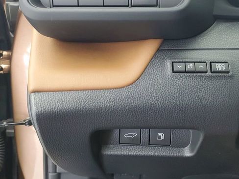 Used 2025 Toyota Crown Signia w/ Advanced Technology Package image 33