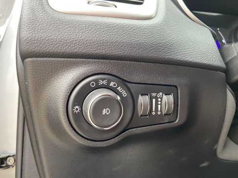 Used 2019 Jeep Compass Latitude FWD image 43