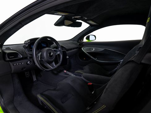 Used 2024 McLaren Artura image 17