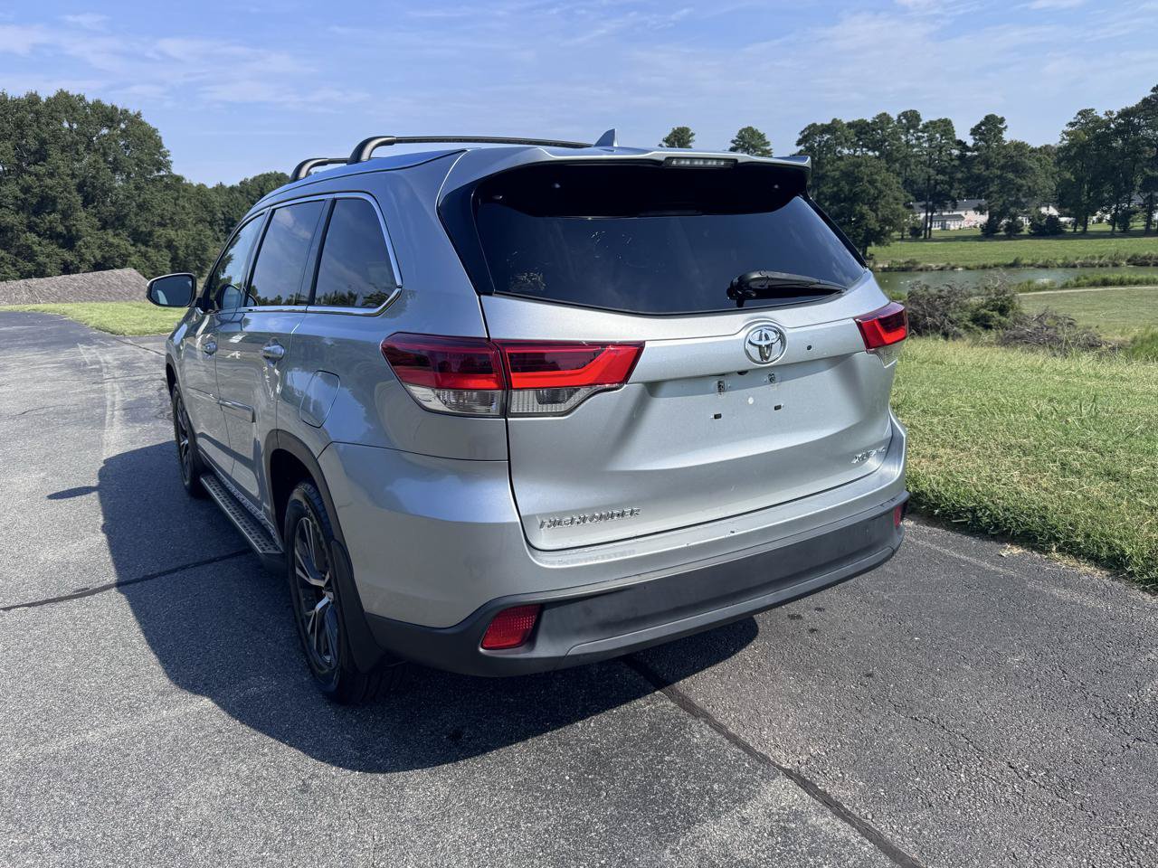Used 2018 Toyota Highlander XLE AWD/4WD image 12