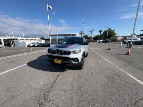 Used 2025 Jeep Compass Trailhawk AWD/4WD image 16