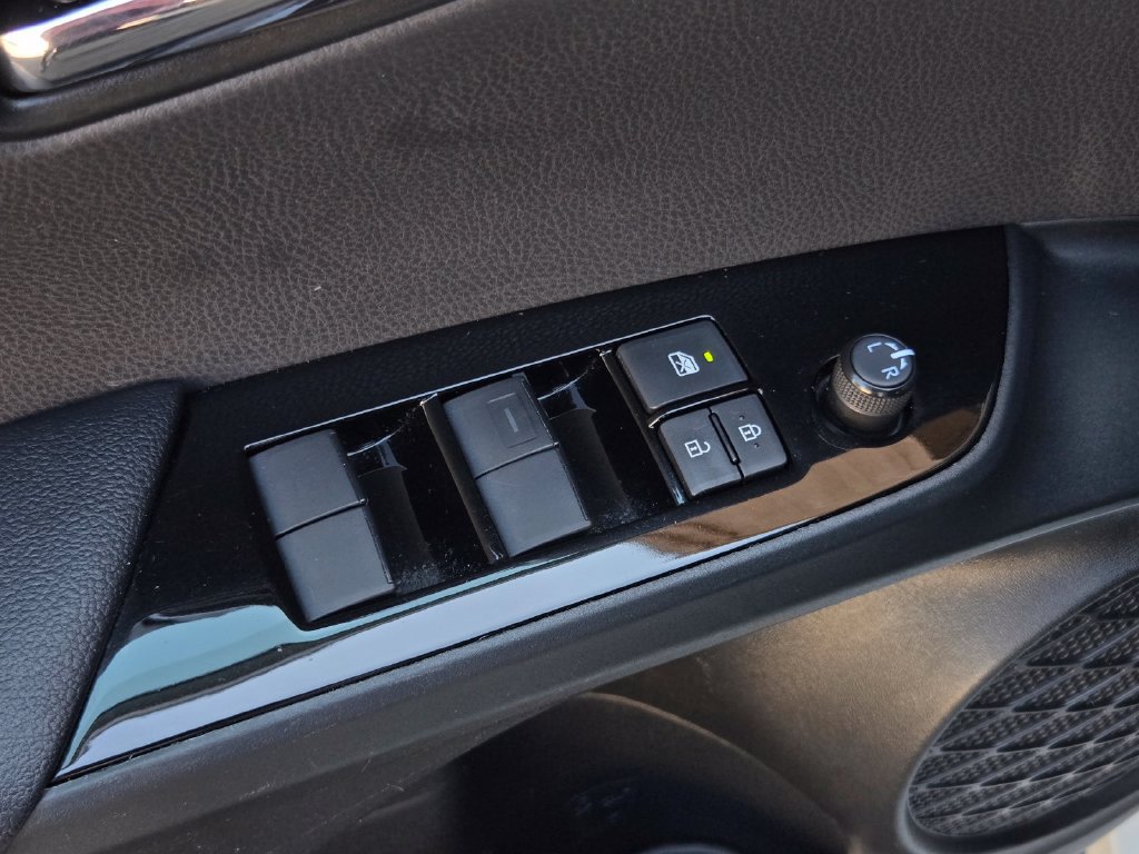 Used 2022 Toyota Prius Prime XLE FWD image 12