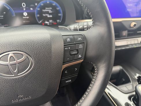 Certified 2025 Toyota Crown Signia image 19