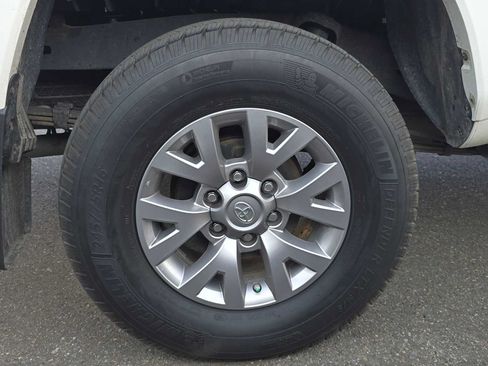 Used 2018 Toyota Tacoma SR5 AWD/4WD image 4