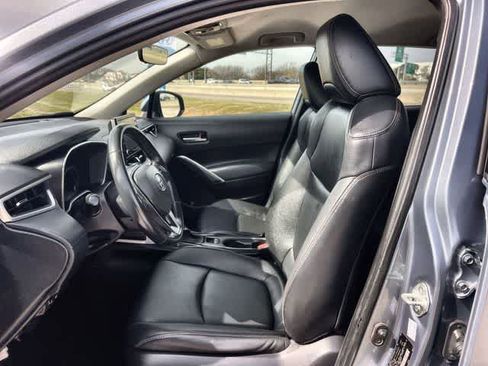 Used 2022 Toyota Corolla Cross XLE image 11
