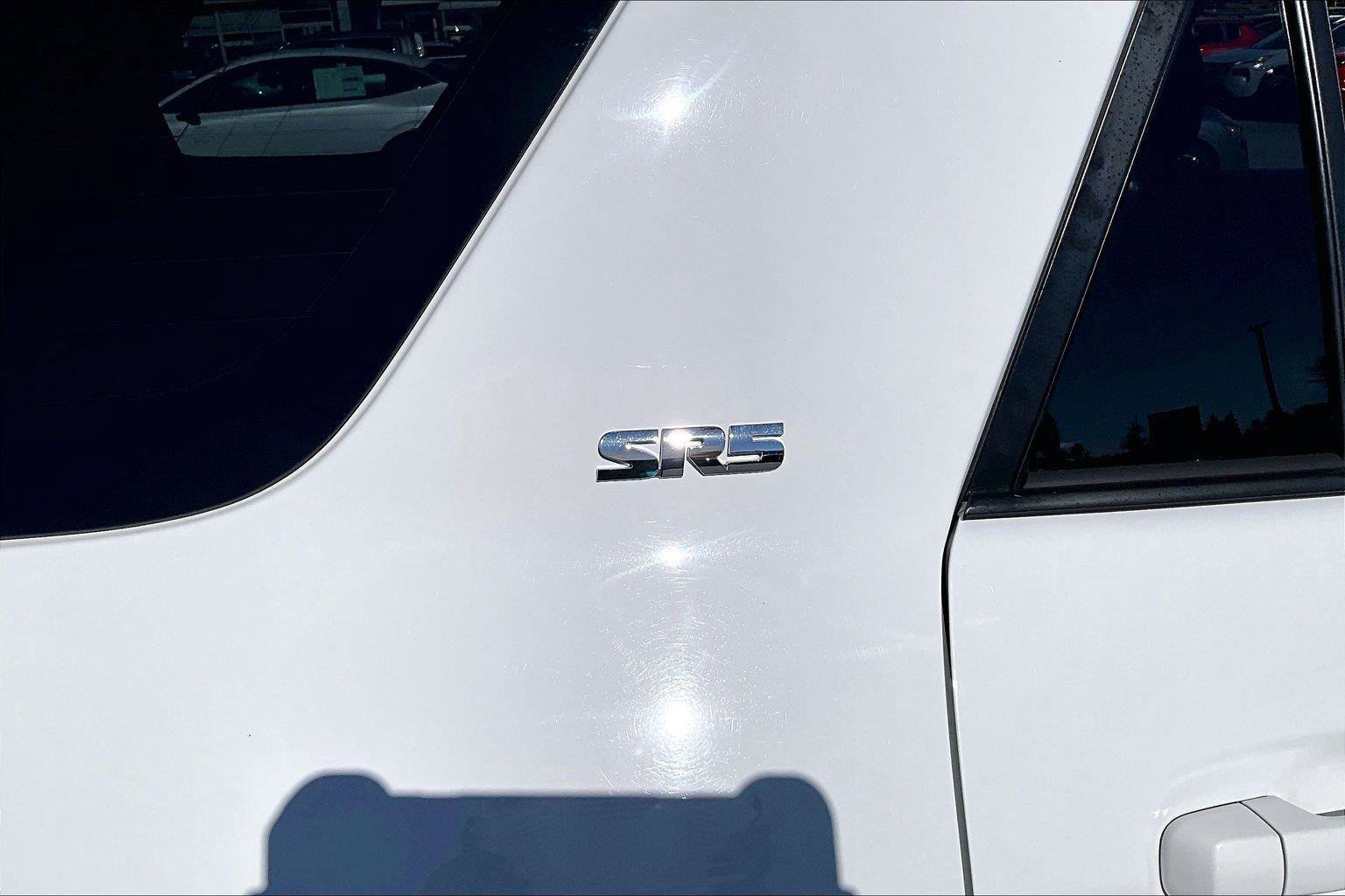 Used 2018 Toyota 4Runner SR5 AWD/4WD image 25
