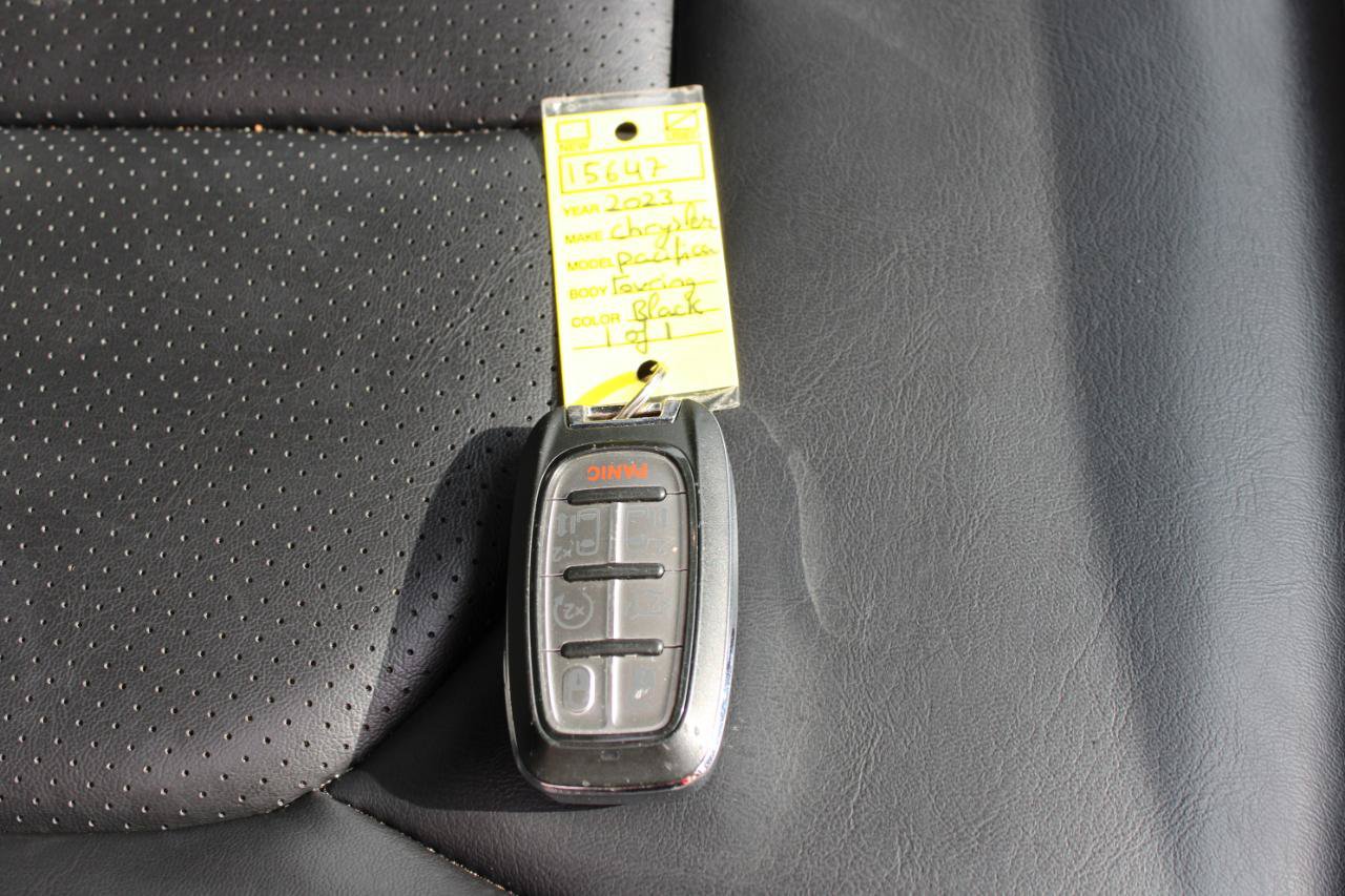 Used 2023 Chrysler Pacifica Touring-L FWD image 47