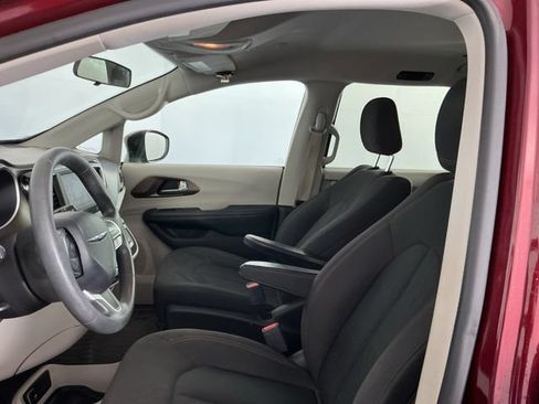 Used 2018 Chrysler Pacifica L FWD image 9