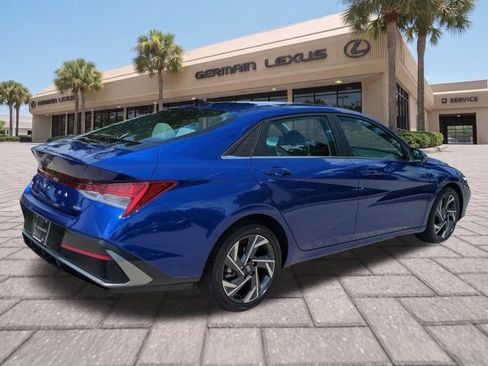 Used 2025 Hyundai Elantra Limited FWD image 4