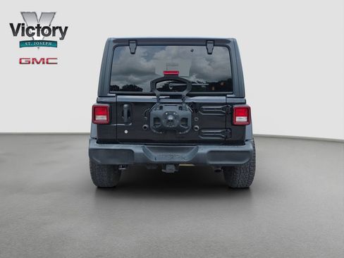 Used 2018 Jeep Wrangler Unlimited Sport S AWD/4WD image 16