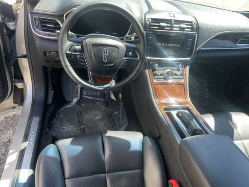 Used 2017 Lincoln Continental Select w/ Climate Package AWD/4WD image 9