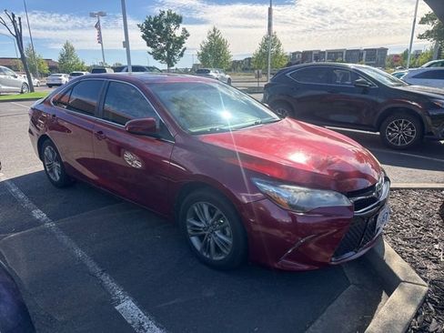 Used 2017 Toyota Camry SE w/ Moonroof Package FWD image 1