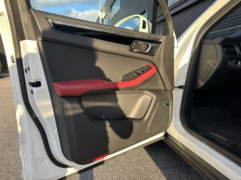 Certified 2025 Porsche Macan image 17