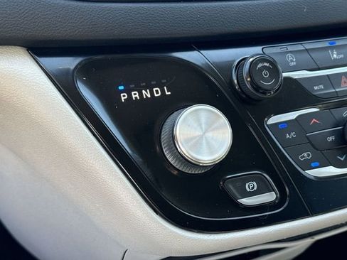 Used 2022 Chrysler Pacifica Touring-L image 14