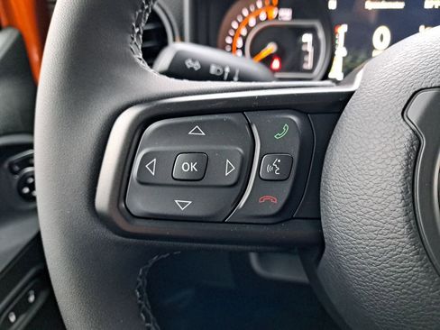 Used 2025 Jeep Gladiator Mojave w/ Convenience Group AWD/4WD image 30