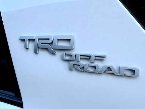 Used 2018 Toyota 4Runner TRD Off-Road Premium w/ Convenience Package AWD/4WD image 9