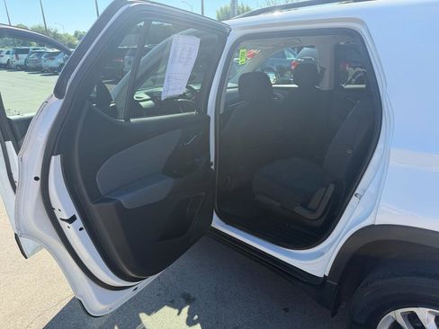Used 2019 Chevrolet Traverse LT FWD image 11